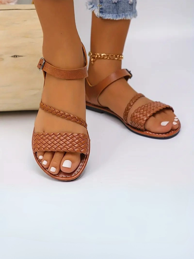 Örgülü Kayışlı Ayarlanabilir Bilek Tokalı Açık Burun Kahverengi Kadın Sandalet