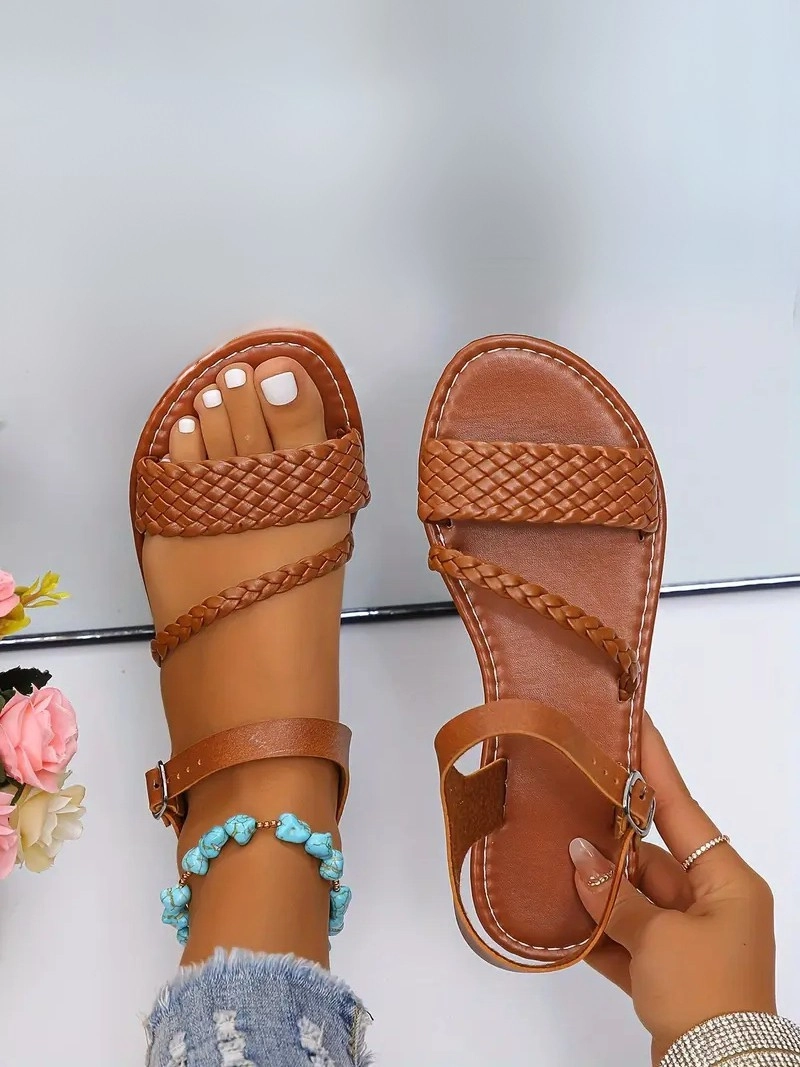 Örgülü Kayışlı Ayarlanabilir Bilek Tokalı Açık Burun Kahverengi Kadın Sandalet