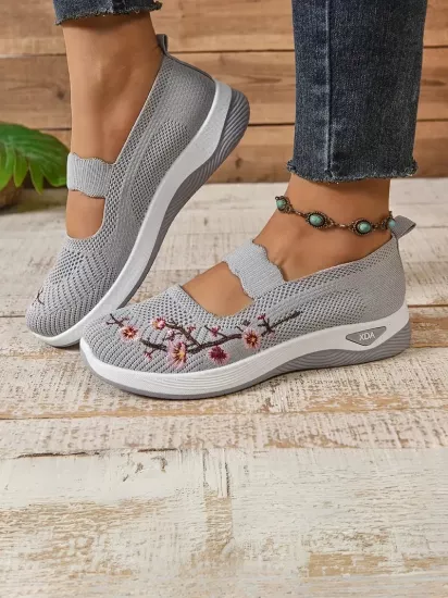 Kauçuk Tabanlı Üst Kumaş ve Astarlı Düşük Topuklu Rahat Gri Kadın Sneaker