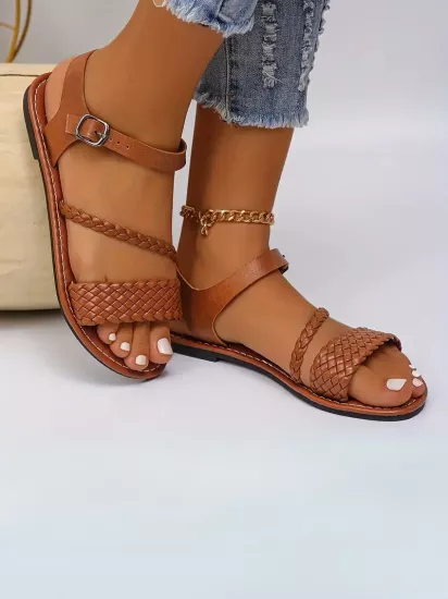 Örgülü Kayışlı Ayarlanabilir Bilek Tokalı Açık Burun Kahverengi  Kadın Sandalet