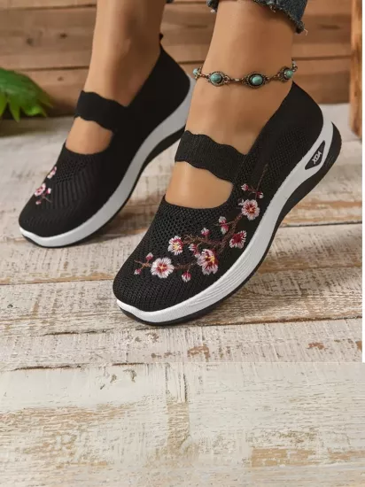 Kauçuk Tabanlı Üst Kumaş ve Astarlı Düşük Topuklu Rahat Siyah Kadın Sneaker