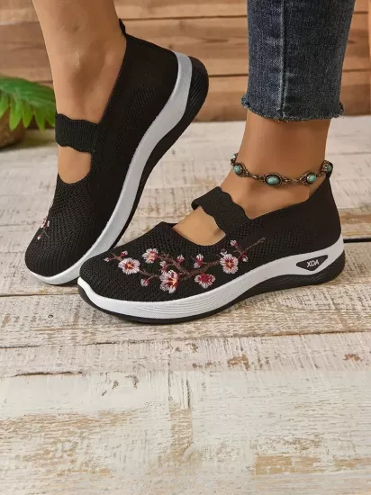 Kauçuk Tabanlı Üst Kumaş ve Astarlı Düşük Topuklu Rahat Siyah Kadın Sneaker