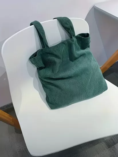 Kadife Kumaş Harf Yama Süslemeli Hafif ve Modern Kadın Bez Çanta